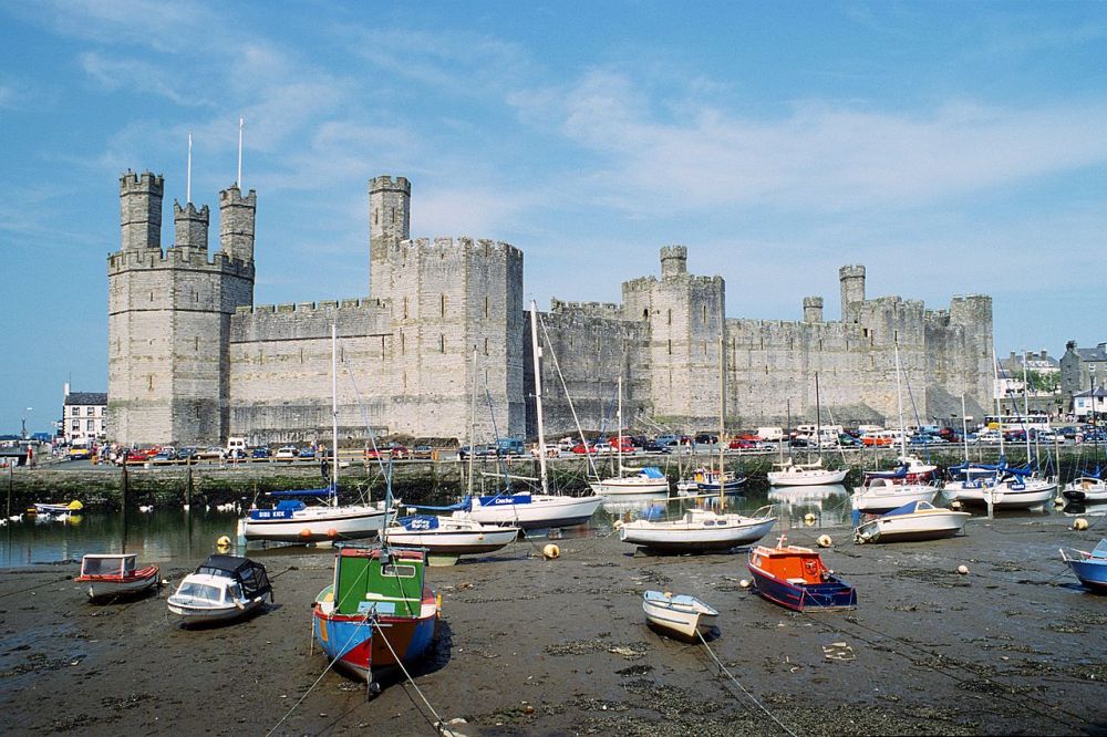 1280px-Caernarfon_Castle_1994.jpg