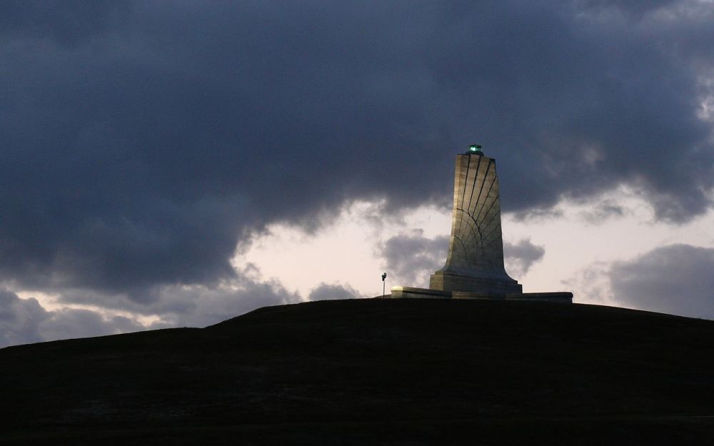 1280px-Wright_Brothers_Memorial-27527-2.jpg