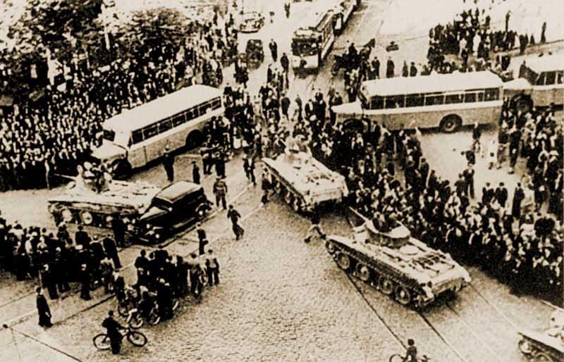 Радянські танки Т-26 на вулицях Риги, 15 липня 1940 р..jpg