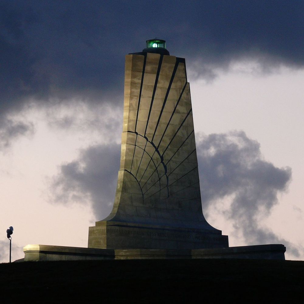 1200px-Wright_Brothers_Memorial-27527-1.jpg