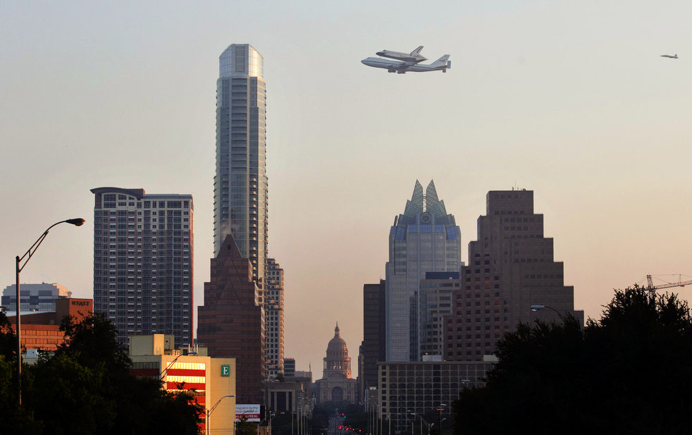 Индевор пролетает над Остином, штат Техас.jpg